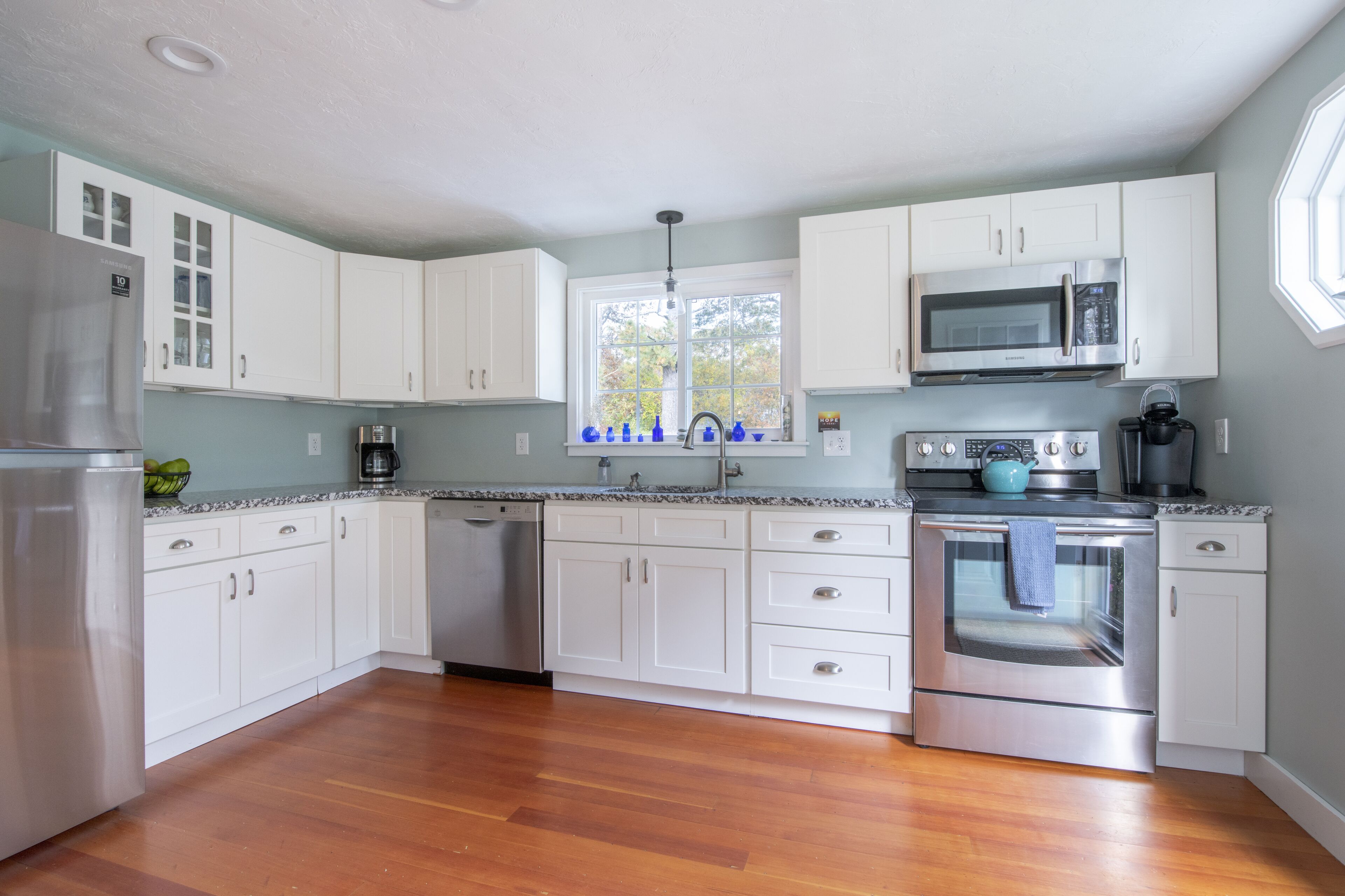 Picturesque Pond Front Property - The Beach Glass Cottage 