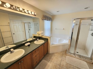 Combined shower/bathtub, hair dryer, towels