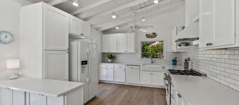 Cottage historique 1911 avec piscine, 2 blocs de couchers de soleil orange sur la plage et la ville