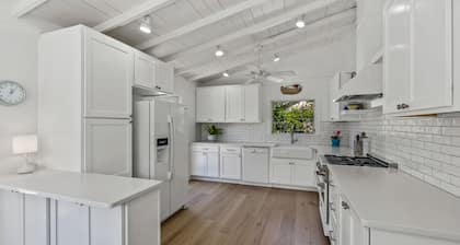 Historiallinen mökki uima-altaalla, 2 korttelin päässä oranssista auringonlaskusta rannalla ja kaupungissa