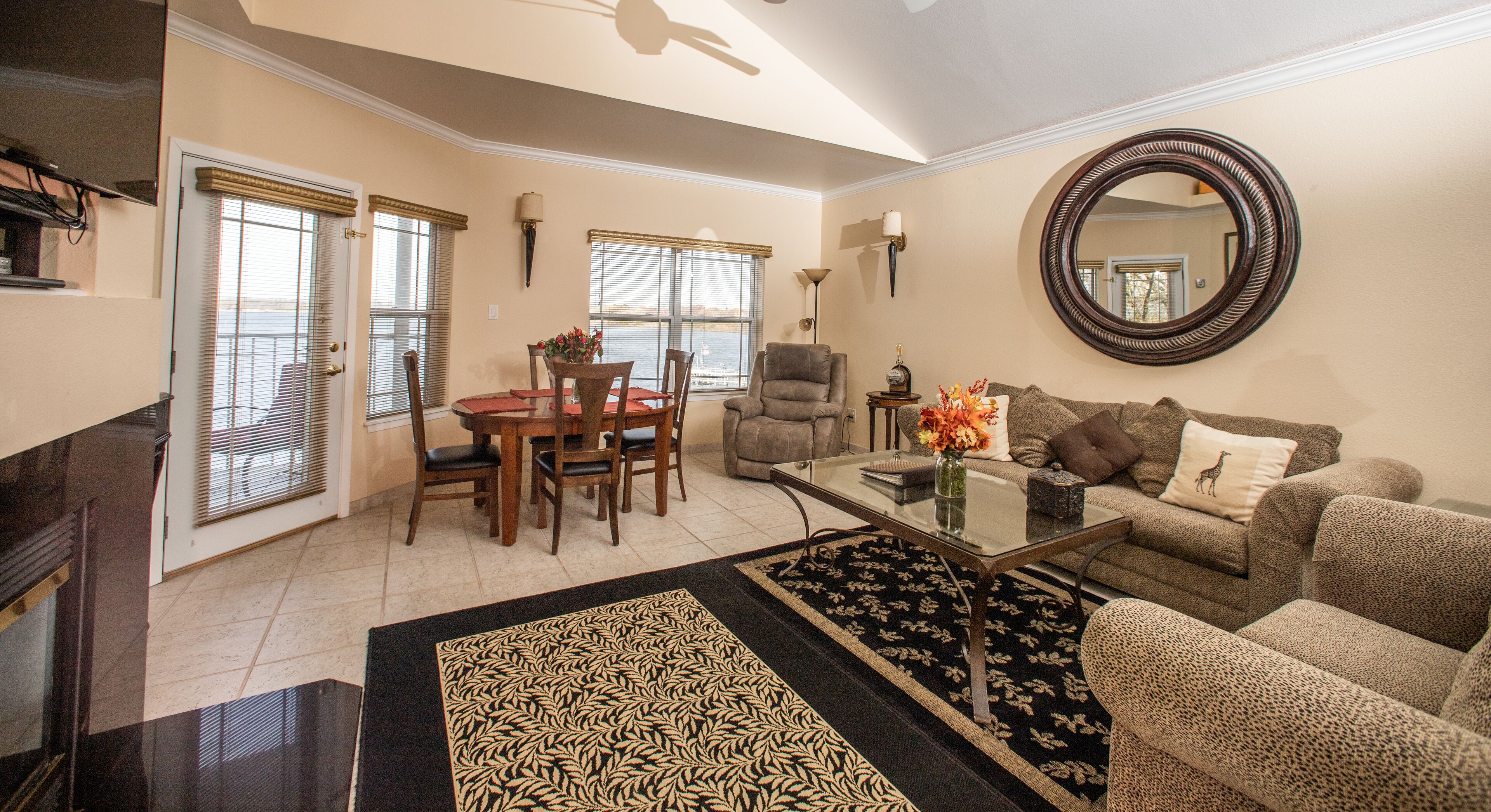 309 - Premium 2 Bedroom Lake View Condo Suite