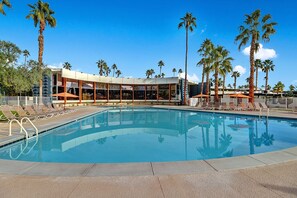 Lämmitetty uima-allas