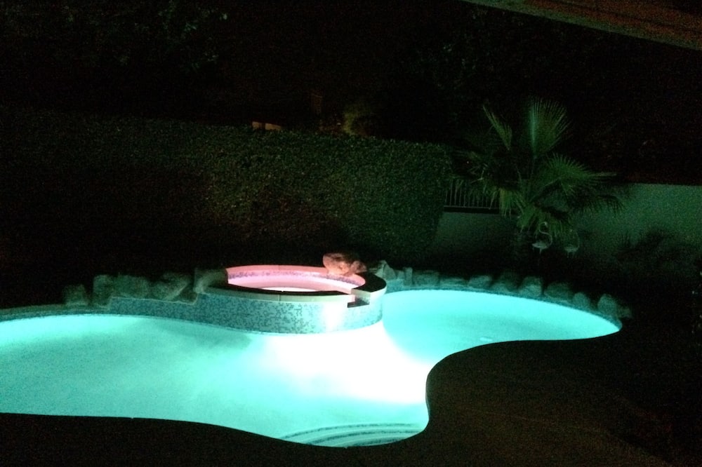 PRIVATE POOL/SPA & PUTTING GREEN!! Ask about the 2 Week minimum Special Pricing!