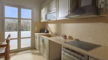 Réfrigérateur, four, plaque de cuisson, cafetiÚre/bouilloire