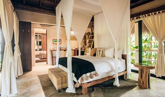 Master Luxury Suite w/private bathtub 2nd Floor | Edredones de plumas, minibar, caja fuerte