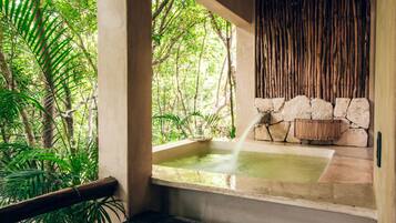 Jungle Suite w/private bathtub | Daunenbettdecken, Minibar, Zimmersafe, Bügeleisen/Bügelbrett