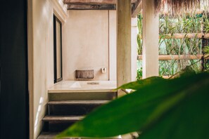 Master Luxury Suite w/private bathtub 2nd Floor | 羽绒被、迷你吧、客房内保险箱、熨斗/熨板