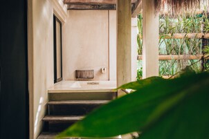 Master Luxury Suite w/private bathtub 2nd Floor | ผ้านวมขนเป็ด, มินิบาร์, ตู้นิรภัยในห้องพัก, เตารีด/โต๊ะรีดผ้า