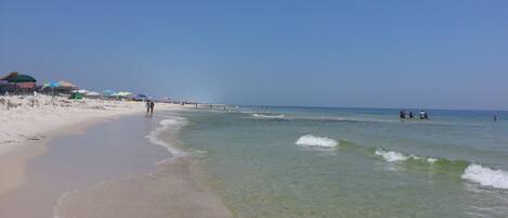 Playa en los alrededores y toallas de playa