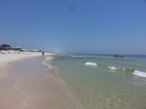 Playa en los alrededores y toallas de playa 