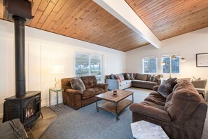 Smart TV, chimenea, estéreo