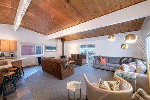 Smart TV, chimenea, estéreo