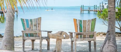En la playa, sillas reclinables de playa, toallas de playa