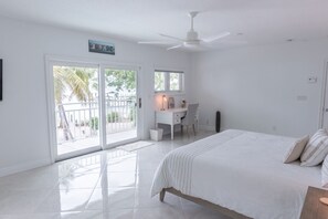 6 dormitorios, escritorio, tabla de planchar con plancha y cuna de viaje