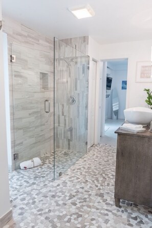 Combined shower/tub, towels, soap, toilet paper