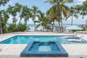 Una piscina al aire libre, una piscina climatizada