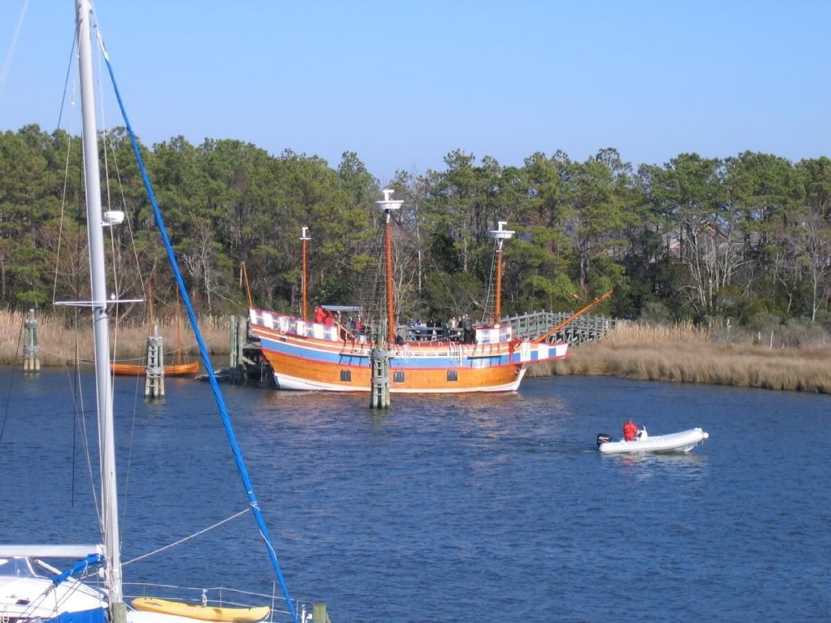 Condo in historic district overlooks Manteo Harbor. - SAFE AND SANITIZED!