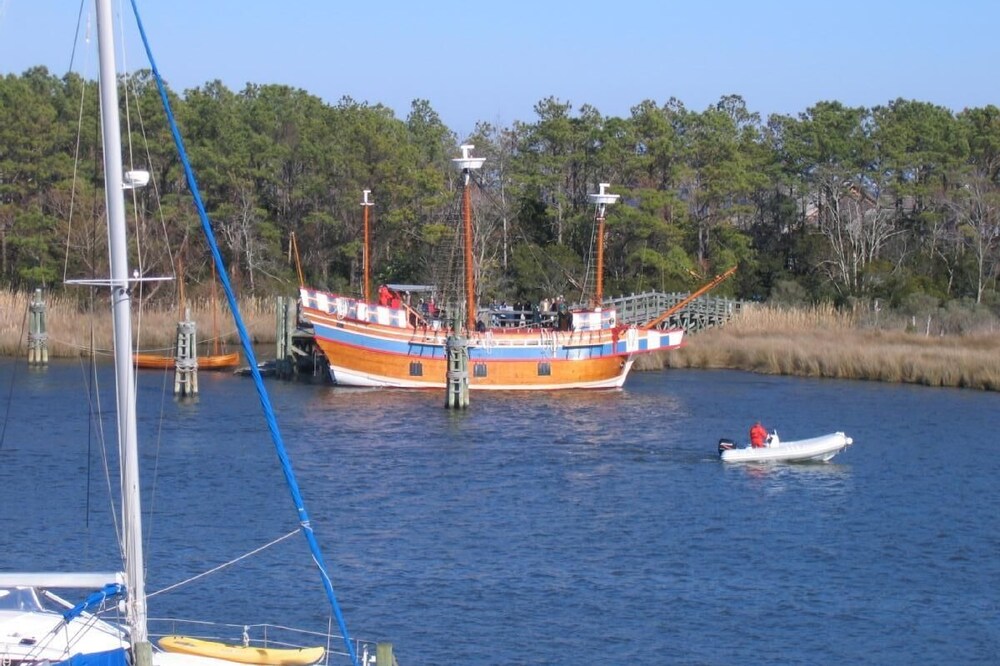Condo in historic district overlooks Manteo Harbor. - SAFE AND SANITIZED!