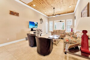 Fernseher, DVD-Player, Bücher