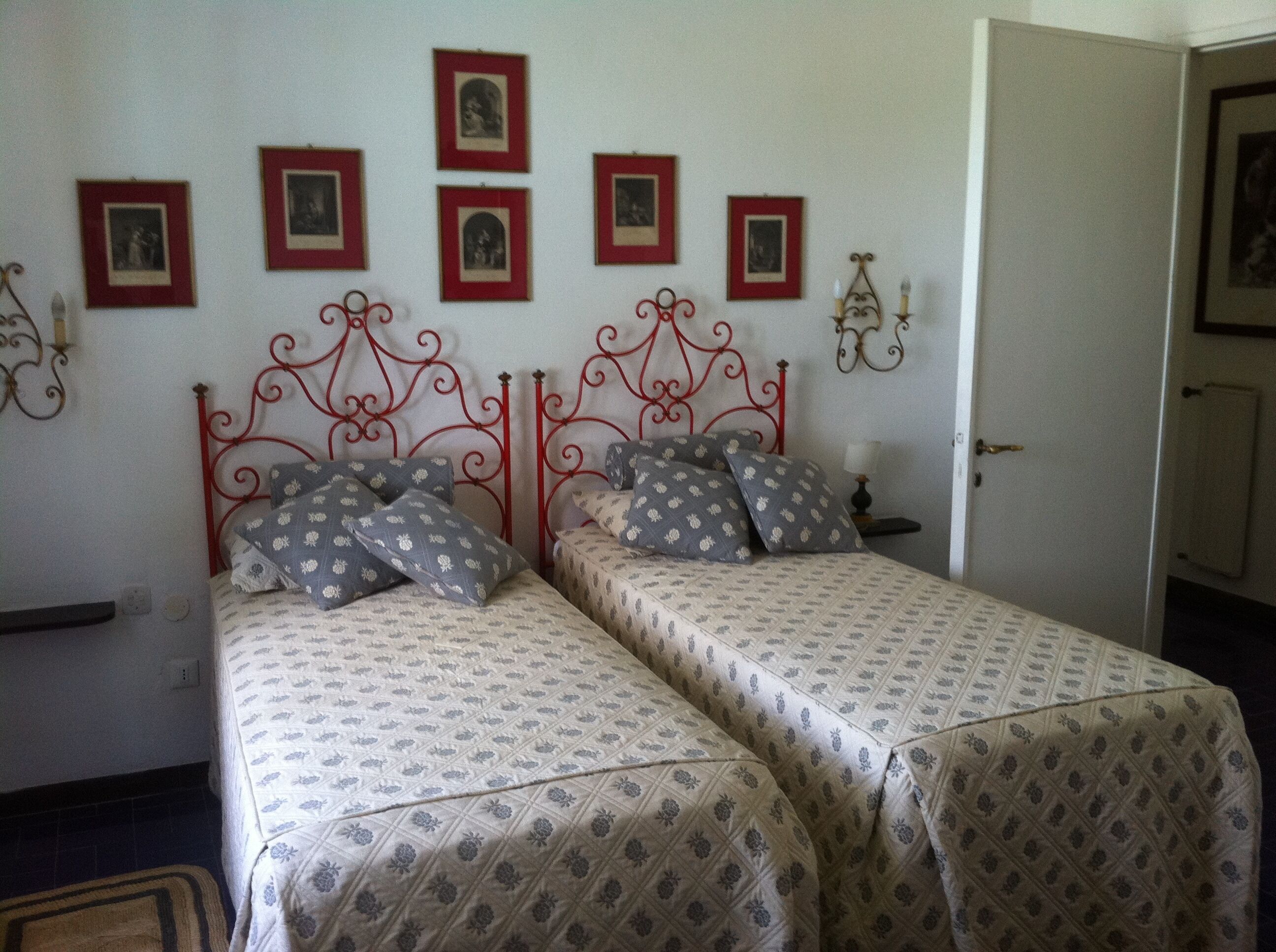 Luxury villa in a context of superb beauty, directly on the sea. Private beach.