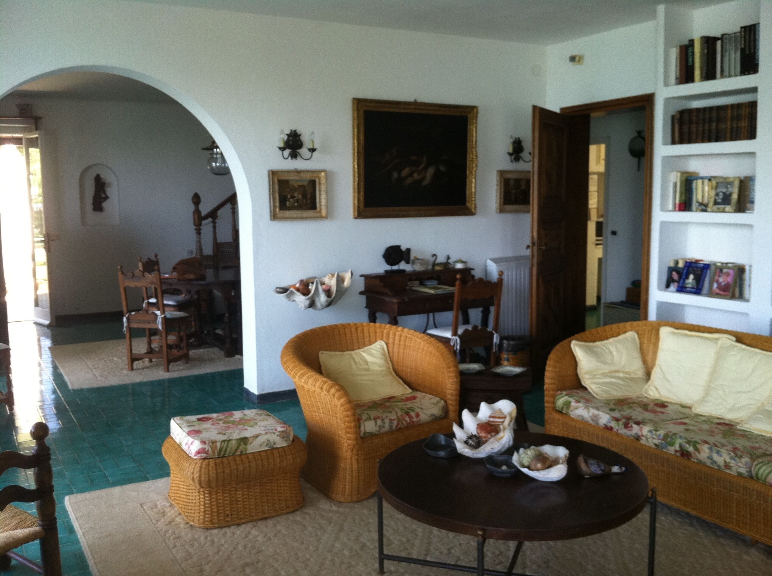 Luxury villa in a context of superb beauty, directly on the sea. Private beach.