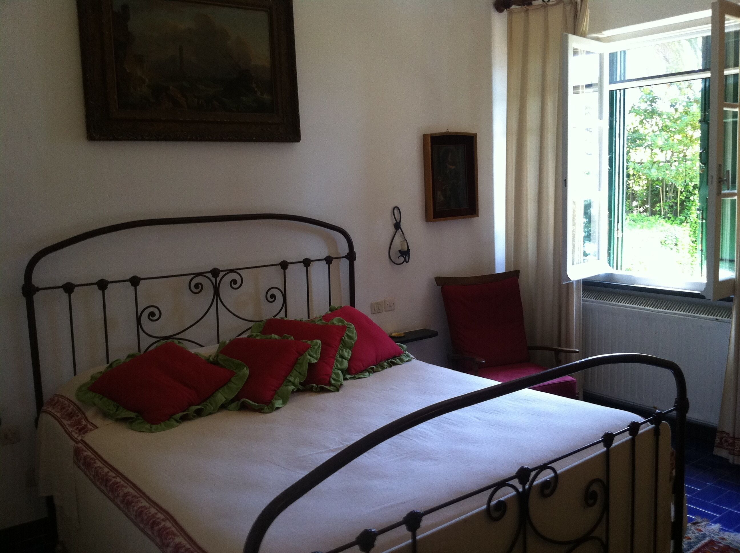 Luxury villa in a context of superb beauty, directly on the sea. Private beach.