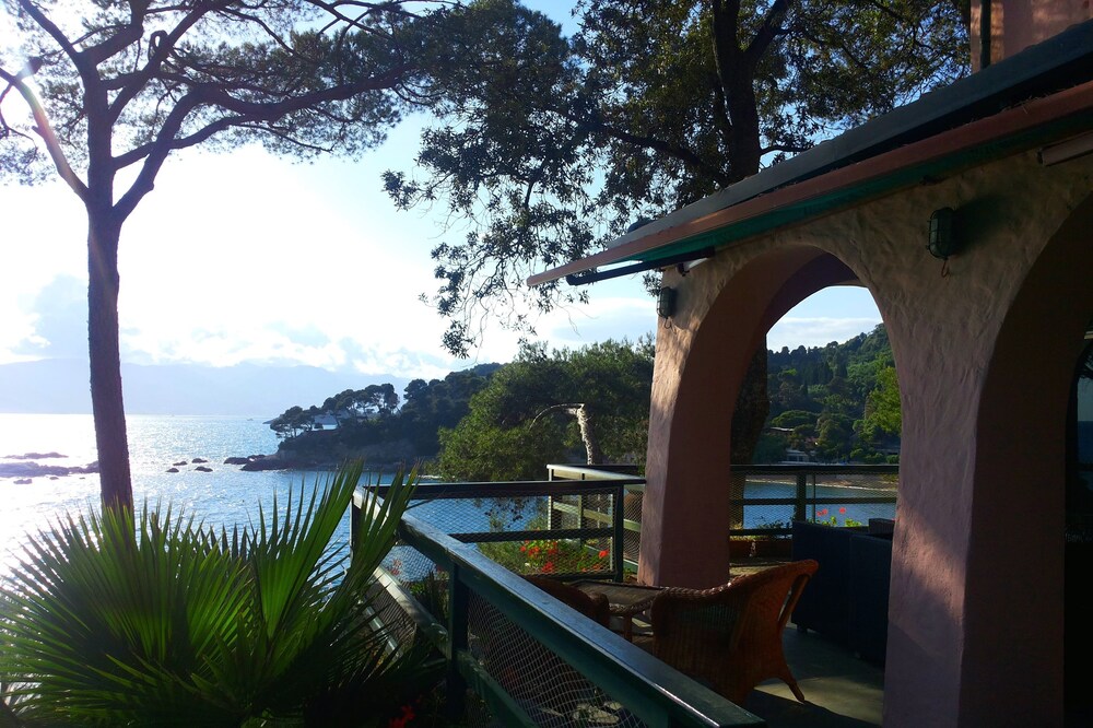 Luxury villa in a context of superb beauty, directly on the sea. Private beach.