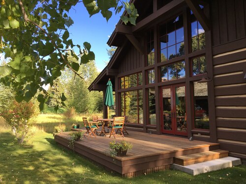 Charming Jackson Hole cabin bordering Grand Teton National Park