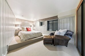 6 bedrooms, desk, iron/ironing board, travel crib