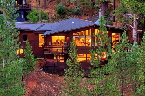 NEWLY REMODELED
6 Bedrooms/3.5 Baths-Sleeps 14
AWESOME VIEWS Hot Tub & Sauna



