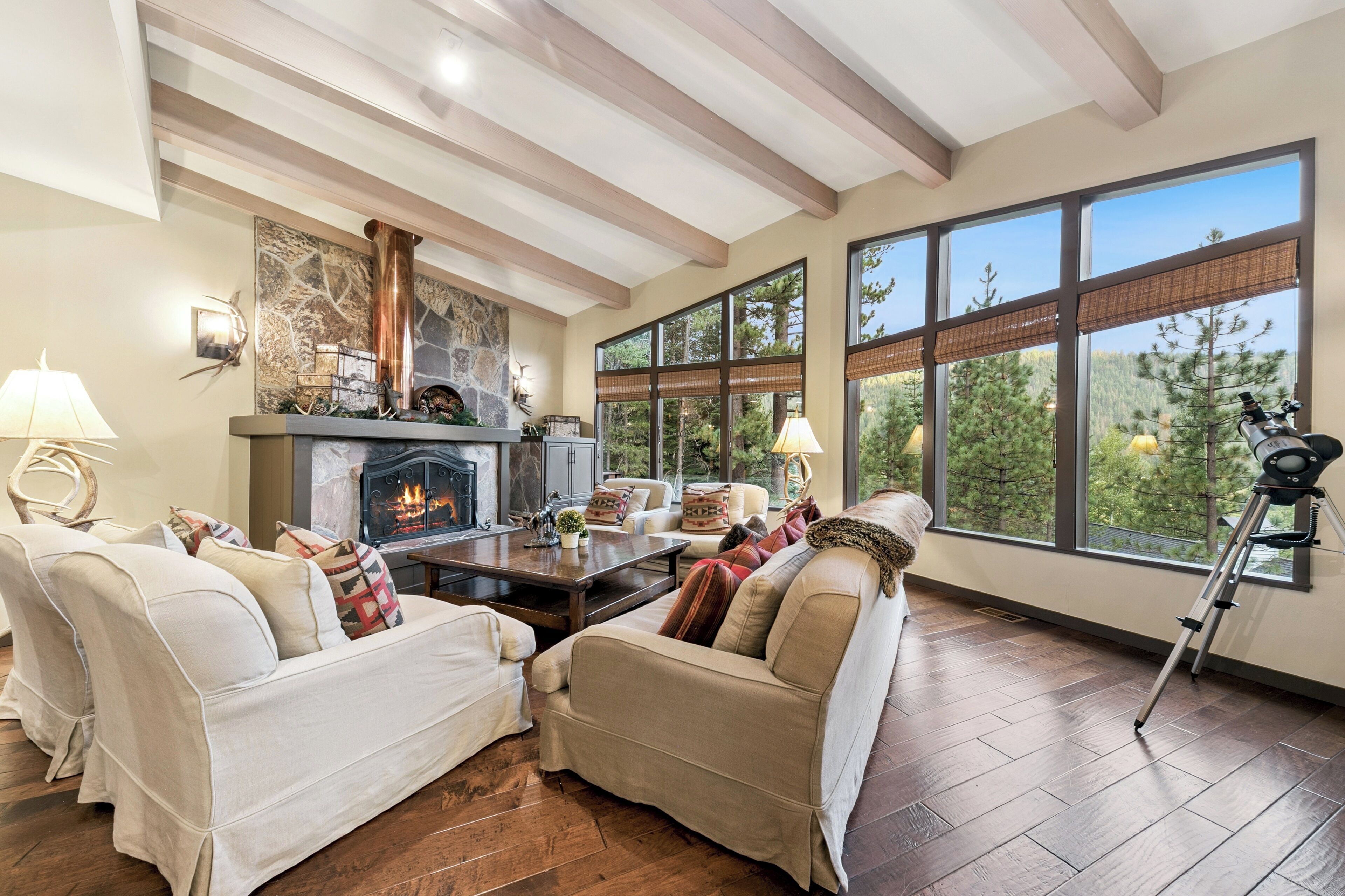 Smart-tv, een open haard, een dvd-speler en tafelvoetbal