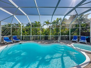 Una piscina al aire libre, una piscina climatizada