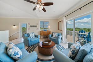 Smart TV, reproductor de DVD, mesa de ping pong, libros