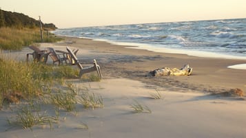 In Strandnähe, Liegestühle, Strandtücher