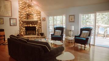 Smart TV, fireplace, DVD player, table football