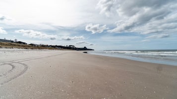 På stranden