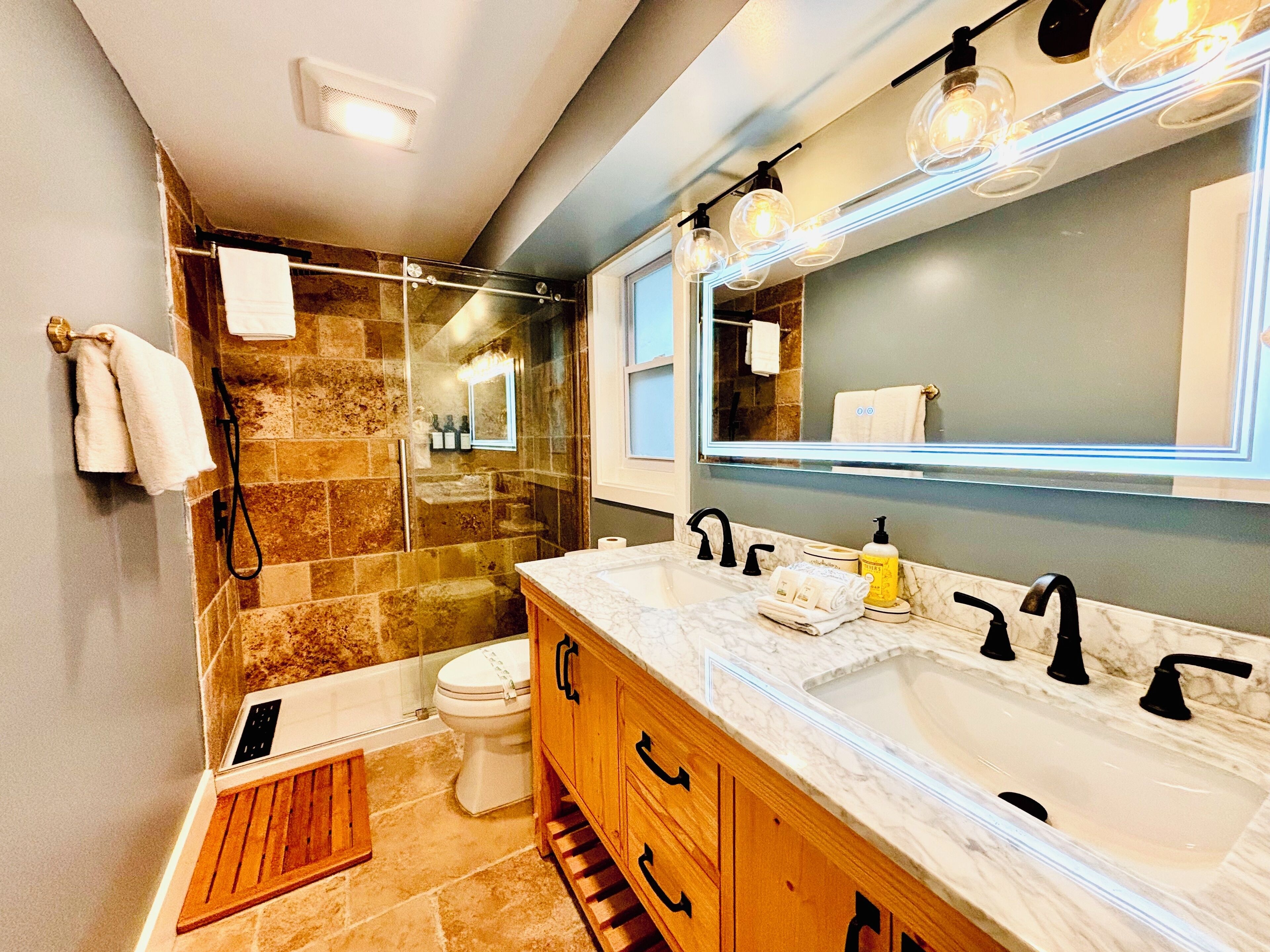 Combined shower/bathtub, hair dryer, towels, soap
