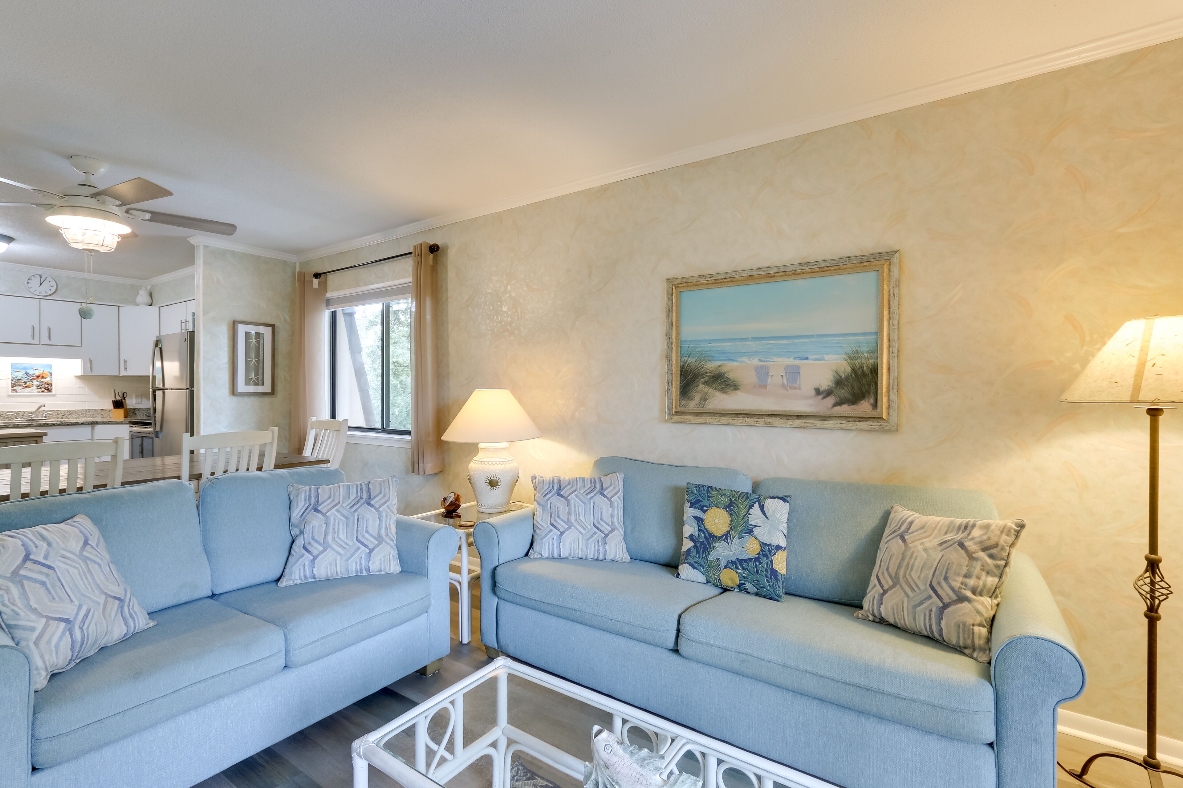 Hilton Head Condo w/ Balcony & Pool, Walk to Beach