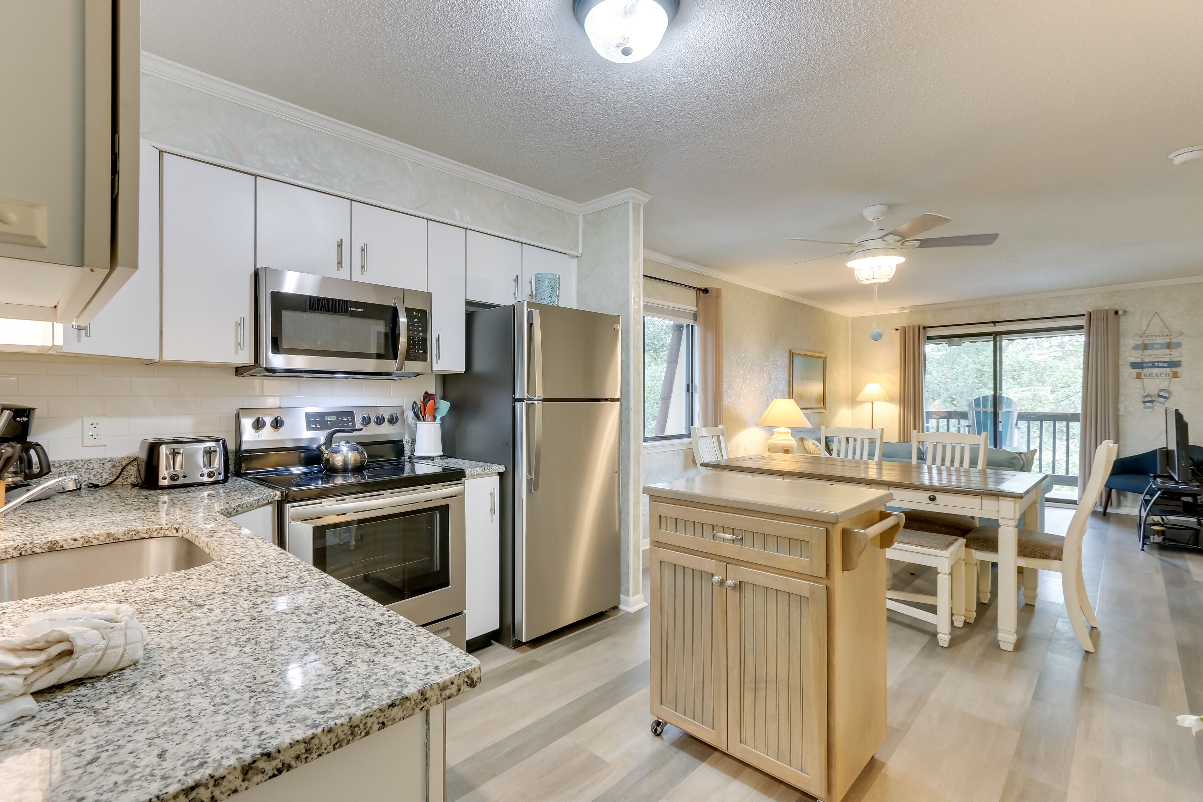 Hilton Head Condo w/ Balcony & Pool, Walk to Beach