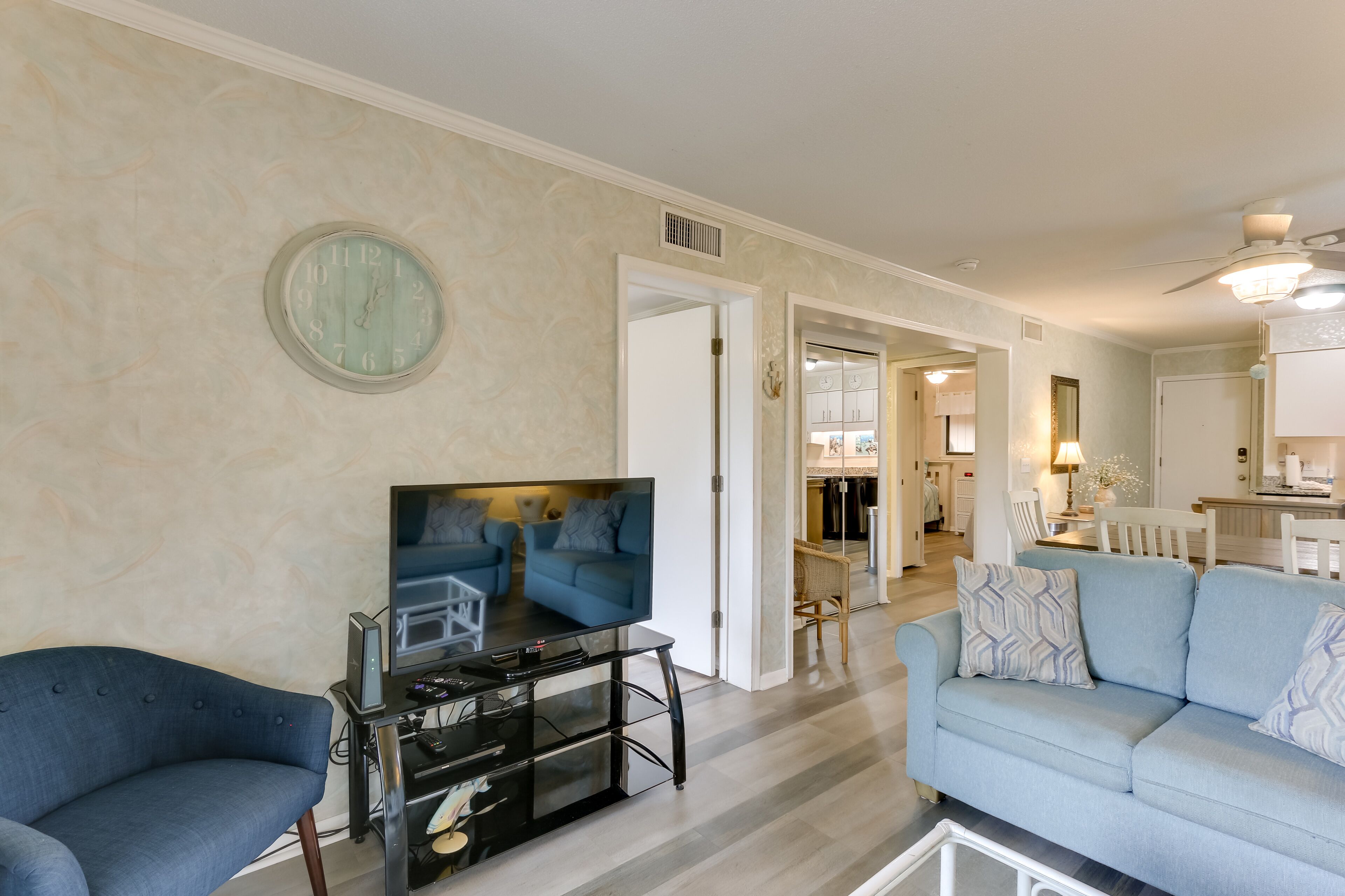 Hilton Head Condo w/ Balcony & Pool, Walk to Beach