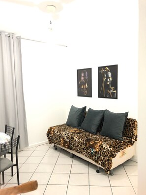 TV - APT. 1/4 AMPLOY. WITH AIR CONDITIONING. 100 METERS FROM THE BEACH. ANNUAL RENT. (Salvador)