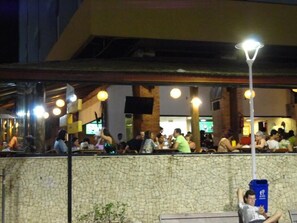 Outdoor dining - APT. 1/4 AMPLOY. WITH AIR CONDITIONING. 100 METERS FROM THE BEACH. ANNUAL RENT. (Salvador)