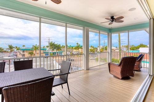   160 inch pool tv plus 120 inch great room tv  6 Bed  5 Bath Pool and hot tub