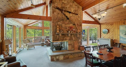 Beautiful Relaxing Chalet Overlooking Gorgeous Lake Harmony!