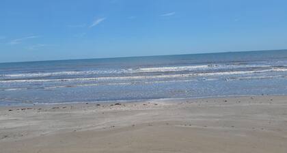 Peace and Tranquility - 3 minute walk to beach! Ocean Views from deck!