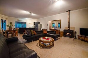 TV, fireplace, stereo - Moon Rise Pet Friendly Retreat (Yallingup)
