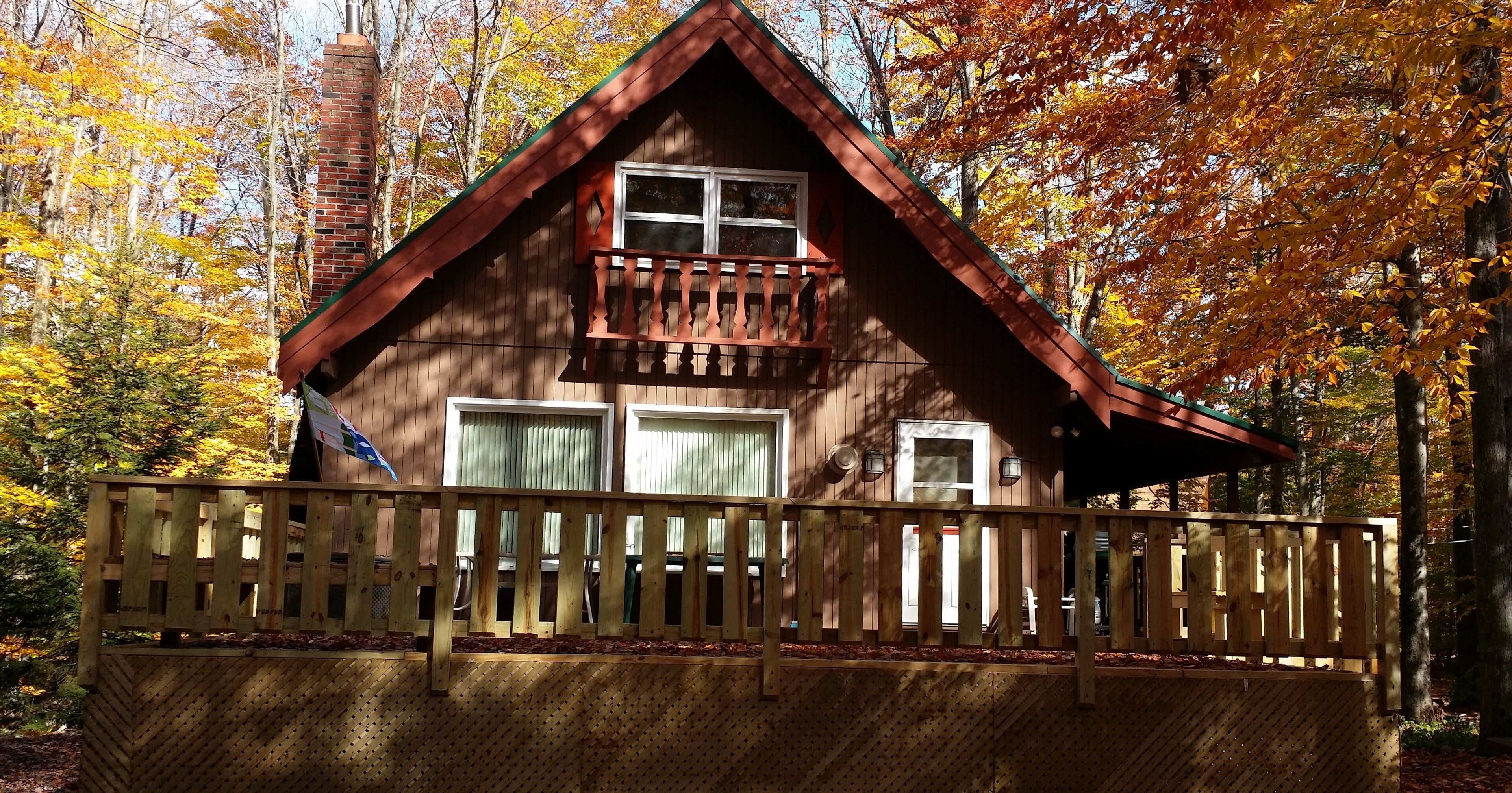 Beautiful Mountain Cabin 1 block from State Forest - Hot tub and Free WiFi