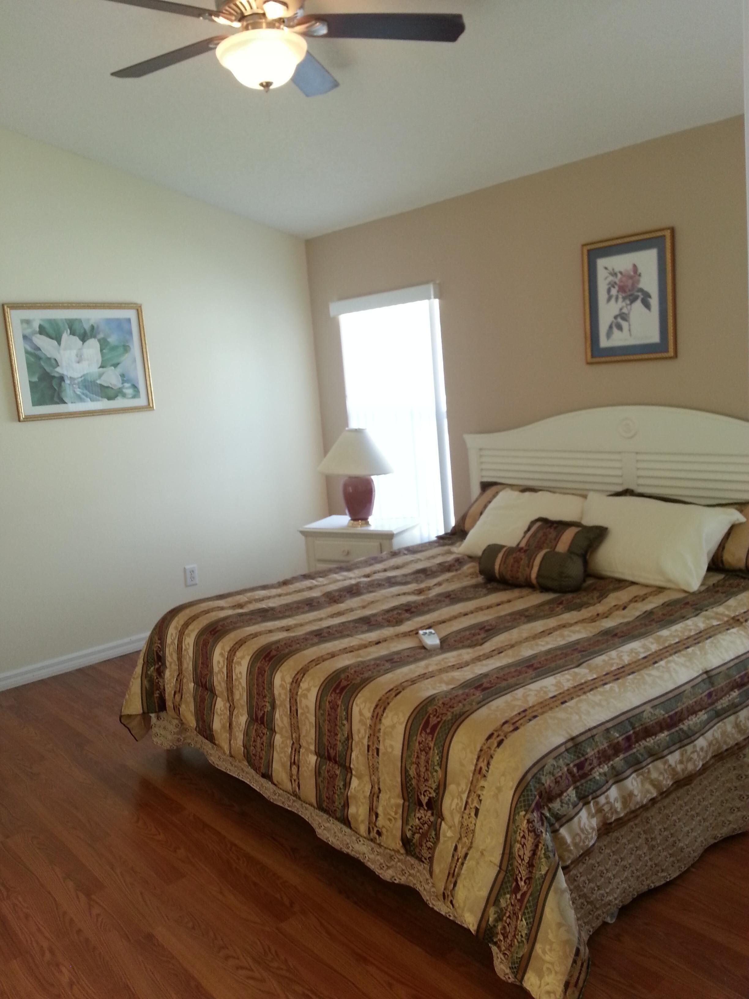 Cozy 4 BR/3 BA, private newly resurfaced pool, 3 miles to Disney, Wifi, internet