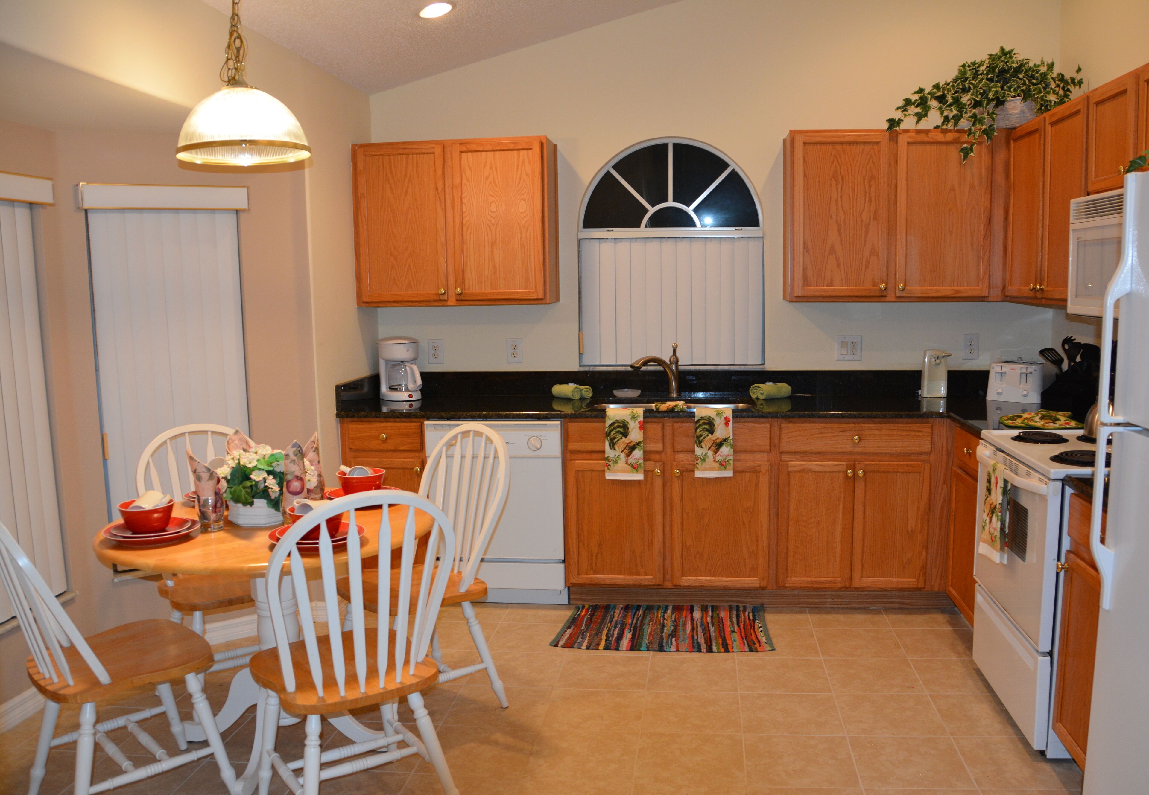 Cozy 4 BR/3 BA, private newly resurfaced pool, 3 miles to Disney, Wifi, internet