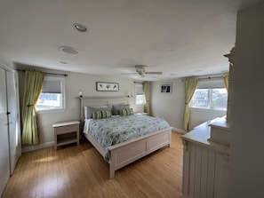 5 bedrooms, desk, iron/ironing board, travel crib